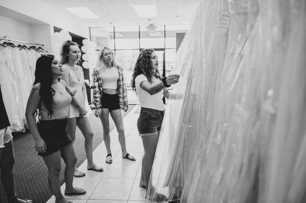 Your Wedding Dress Shopping Entourage | The Do&#39;s &amp;amp; Don&#39;ts. Desktop Image