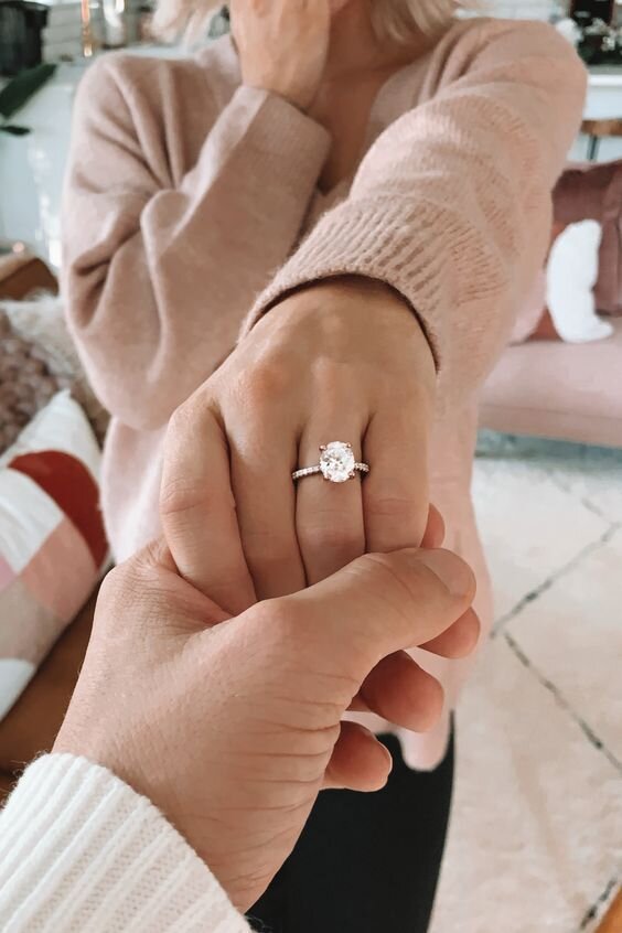 8 Times When You Shouldn&#39;t Wear Your Engagement Ring. Desktop Image